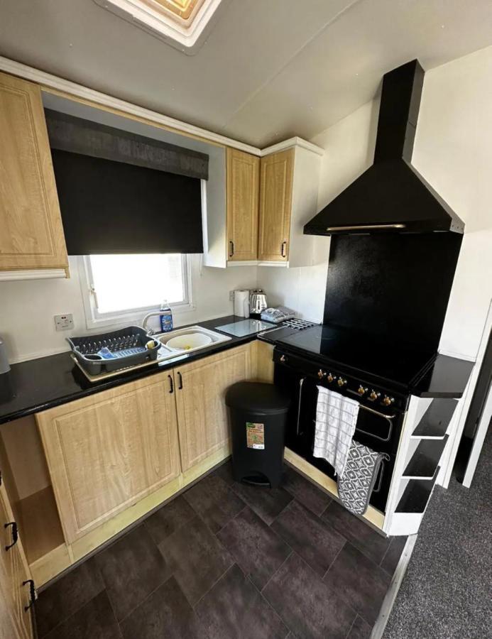 2 Bedroom Caravan With Sea Views Eastchurch Exterior photo