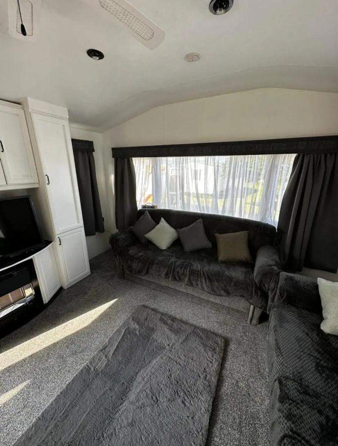 2 Bedroom Caravan With Sea Views Eastchurch Exterior photo