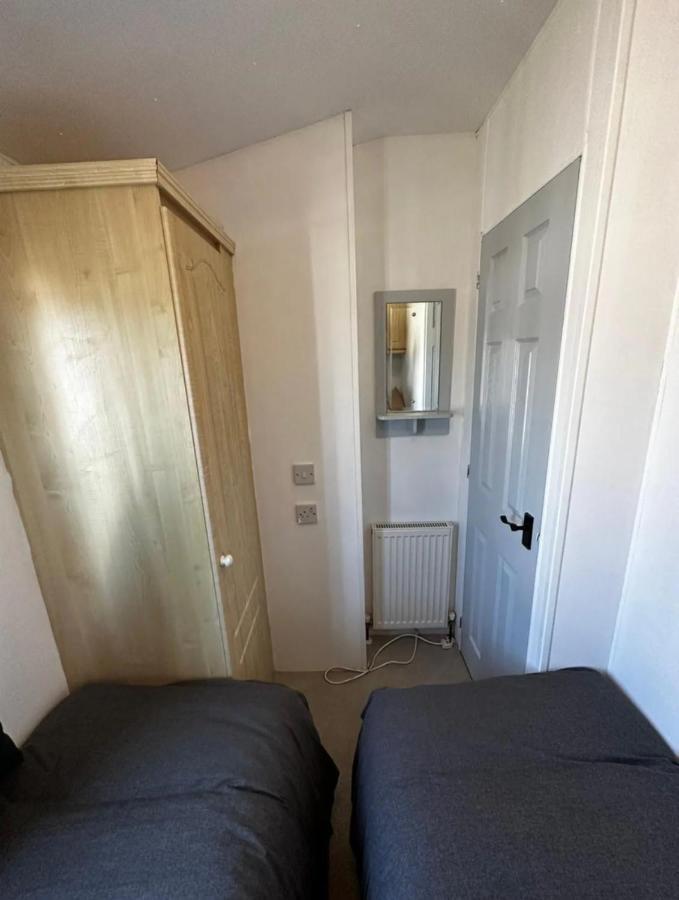 2 Bedroom Caravan With Sea Views Eastchurch Exterior photo