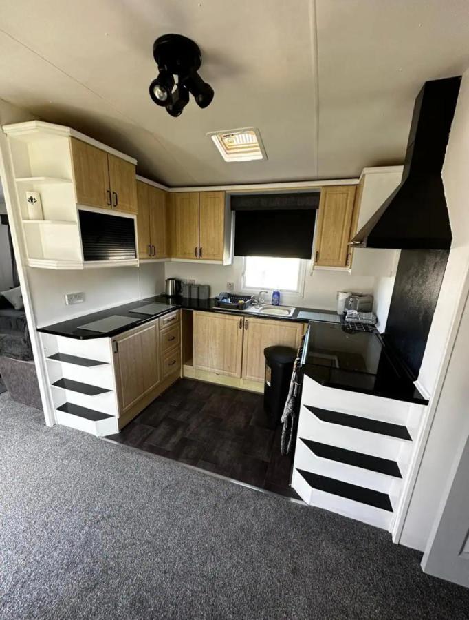 2 Bedroom Caravan With Sea Views Eastchurch Exterior photo