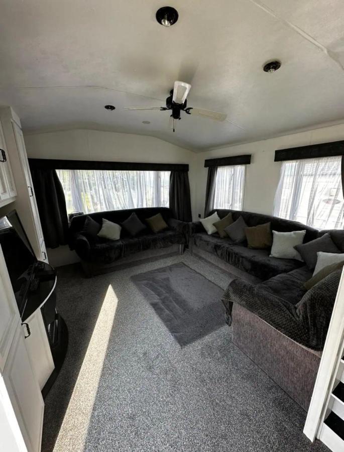 2 Bedroom Caravan With Sea Views Eastchurch Exterior photo