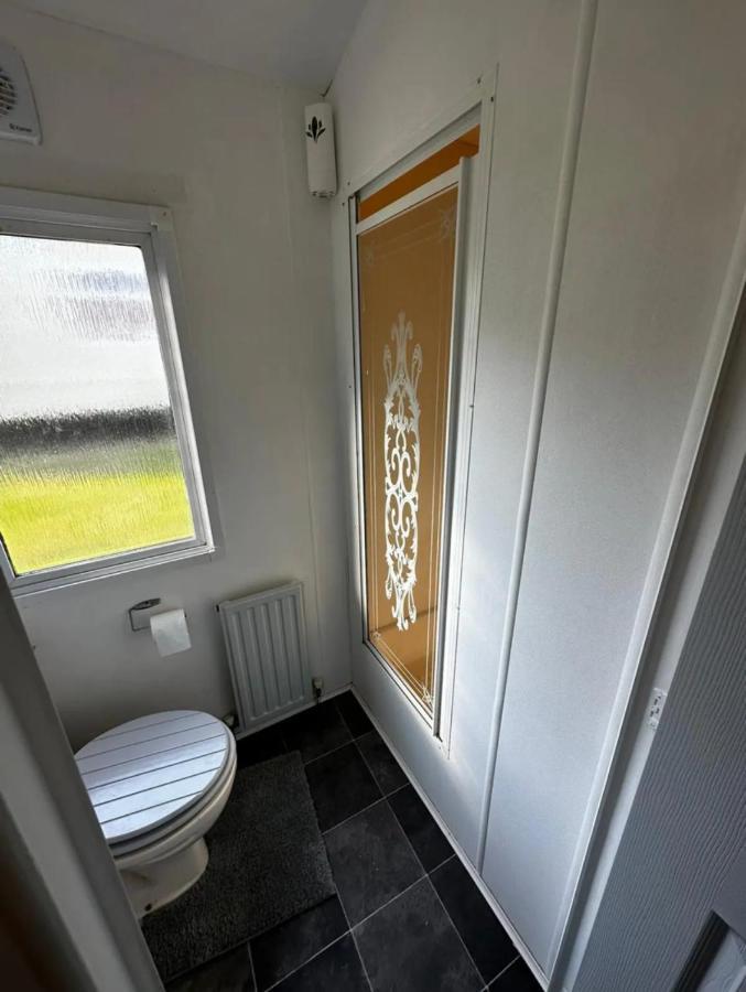 2 Bedroom Caravan With Sea Views Eastchurch Exterior photo