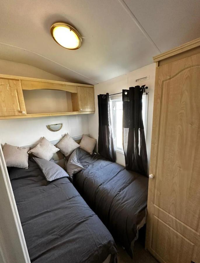 2 Bedroom Caravan With Sea Views Eastchurch Exterior photo