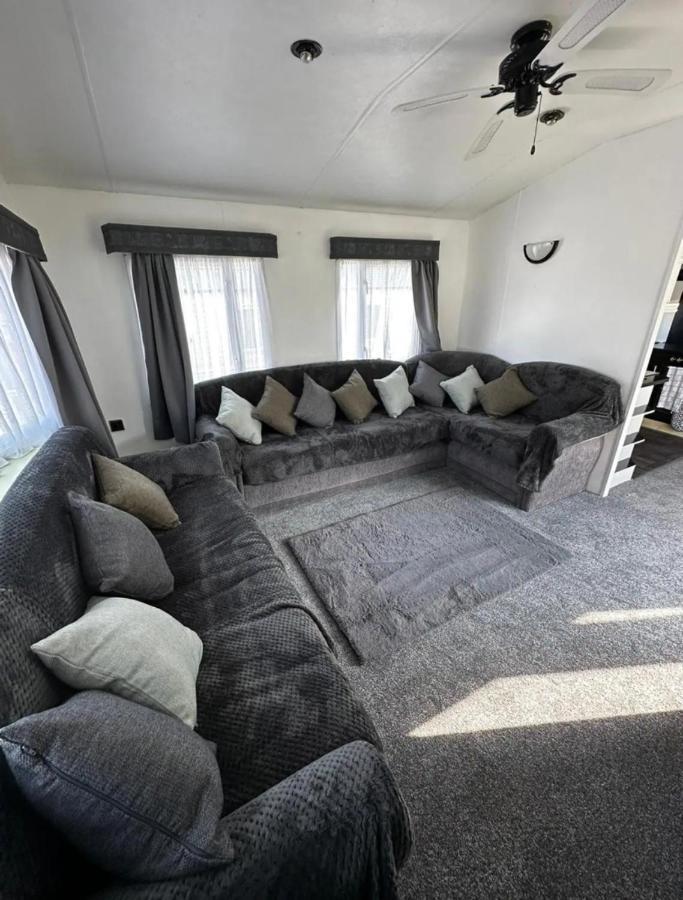 2 Bedroom Caravan With Sea Views Eastchurch Exterior photo
