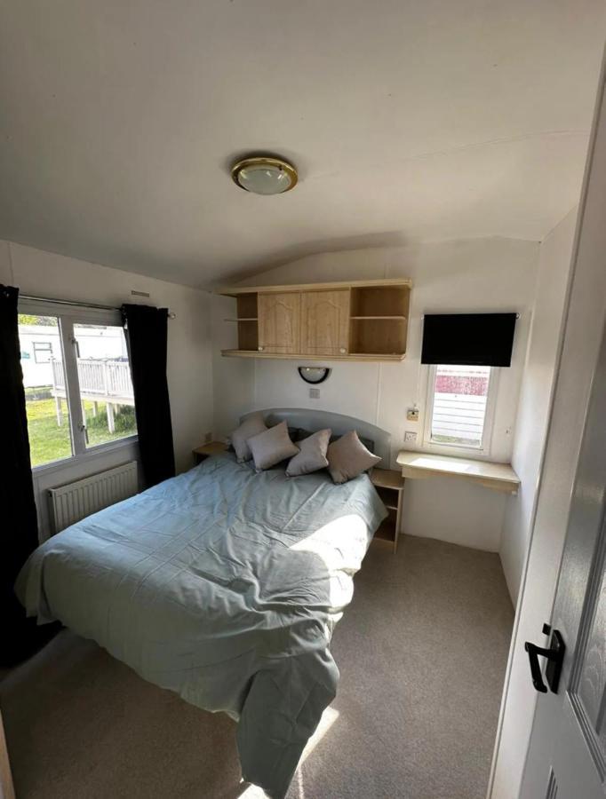 2 Bedroom Caravan With Sea Views Eastchurch Exterior photo
